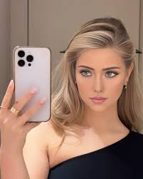 Selfie 🤳 o'clock • cr: @eva.blonde.love