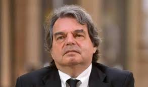 Il 'nano' Brunetta diventa gigante contro il body shaming: "Ne soffro ma  per fortuna ho le spalle larghe"