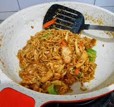 Tumis bawang sampai wangi, masukan udang, masak hingga berubah warna. Maggi Goreng Mamak Resep Masakan Asia Resep Masakan Malaysia Resep Makanan