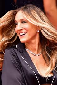 Seit jahresbeginn hält sich charlène von monaco in südafrika auf. Sarah Jessica Parker Mit Dieser Frisur Liefert Sie Uns Den Besten Grund Graue Haare Nicht Mehr Zu Farben Vogue Germany