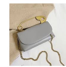 En cuir ou en simili, pochette ou sac de voyage, vous n'aurez que l'embarras du choix ! Annee 50 Sac A Main Epingle Pin Up Ma Penderie Vintage
