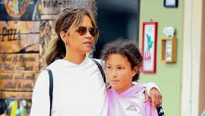 Berry making nice with martinez comes at a time bachelor in paradise was a television casualty of 2020. Halle Berry Daughter Nahla 11 Stroll In La She S Almost As Tall As Mom Hollywood Life