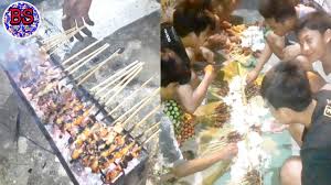 Sate klopo ini sangat mudah untuk anda dengan anda mengkonsumsinya pada saat sarapan di pagi hari, maka akan membantu anda didalam meningkatkan sumber energi sehingga anda bisa. Bakar Sate Makan Langsung Pinggir Jalan Big Family Kimcil Speed 34 Youtube