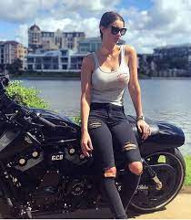 Rin mit dem motorrad umher. Girls