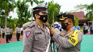 Siswa guru man takeran dan koramil takeran bergotong royong membersihkan jalanan takeran. Kapolres Siak Pimpin Apel Gelar Pasukan Operasi Keselamatan Lancang Kuning 2021