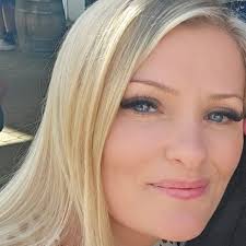 Roxanne McIntyre is fundraising for Rowcroft Hospice