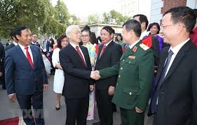 Cũng đúng thôi, vì nguyễn ngọc tư đã ướp vào con chữ cái hiu quạnh đơn côi của lòng người, cái chấp chới chông chênh của phận đời, cái quặn mình thổn thức của đất quê. Hinh áº£nh Tá»•ng Bi ThÆ° Nguyá»…n Phu Trá»ng Táº¡i Lien Bang Nga Vietnamnet