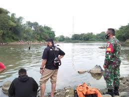 Curug cimahi bandung merupakan salah satu tempat wisata di bandung yang belum banyak dikunjungi. 3 Remaja Berenang Seorang Hanyut Di Sungai Klawing Purbalingga Rri Purwokerto