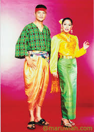 Pengantin perempuan dalam upacara malam berinai memakai baju kurung teluk belanga. Pakaian Tradisional Malaysia Maruwiah Ahmat