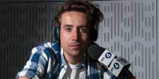 As nick grimshaw prepares for his first day on the biggest job in radio, some little known friends are on hand to get him to work on time. Celebrity Gogglebox S Nick Grimshaw Shares Surprise Throwback Pic