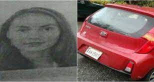 Mujer se cuelga de la ventana desnuda