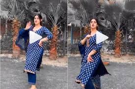 Viral Video: Haryanvi Singer Pranjal Dahiya Dances On Road To Her New Song  Bateu Khugya. Watch