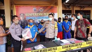 Situs erek erek dan buku mimpi 2d 3d 4d abjad sampai erek erek bergambar lengkap dari 00 sampai 99 terbaru. Polisi Grobogan Tangkap 2 Penjual Togel Online Dan 3 Judi Dadu