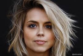 This is going to correct proportions, making your face look longer. 23 Perfect Medium Hairstyles For Square Faces In 2020
