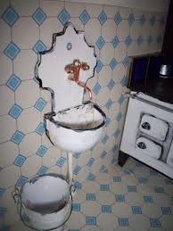 Die weihnachtssocken sollten natürlich nicht fehlen! Puppenhauskuche Selber Basteln Der Ausguss Besteht Aus Pappe Und Einem Geviertelten Tischtennisball Der Wasserhahn Ist A Puppenhausmobel Perlen Basteln Pappe