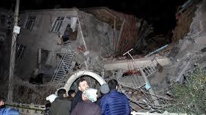 Schon wenn man dieses wort hört, packt einen die angst. Turkei Tote Bei Schwerem Erdbeben Panorama Sz De