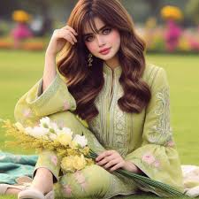 بهدوء يا عزيزتي .. جميعهم العبد لله كل ما رأيتيه من أجزائي المبعثره ..  أعتقد الأن فقط أني قد انتهيت من أدعاء المقاومه والعناد واللا مبالاه ..!  قلبي مثل هذا المبنى القديم