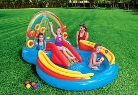 Seperti misalnya penambahan gazebo mungil untuk berkumpul dan bersantai. 6 Model Kolam Renang Anak Ini Praktis Untuk Halaman Kecil