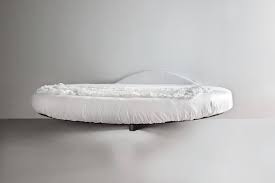 Letto tondo con struttura e testata capitonné.cm. Letto Rotondo Fluttua Un Letto Rotondo Dal Grande Effetto Lago Design