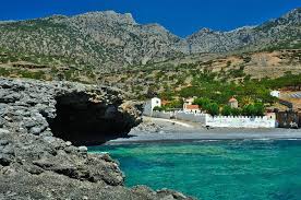 Λίγο έξω από την μεσαιωνική πολίχνη των καρυών με τα γραφικά σπίτια και την δεσπόζουσα βασιλική του πρωτάτου, μέσα από μια κατάφυτη πλαγιά αναδύεται. Travelink Proskynhma Sthn Iera Monh Koydoyma Facebook