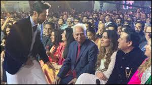 .valentine special govinda song, govinda latest video song 2020, chal na romance karen latest video song 2020, govinda viral video song, #dreamcometrue #govindavideosong2020. Varun Dhawan Warms Up To Govinda At Filmfare Awards 2020