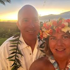 What are the must-visit local restaurants in Lahaina, Maui?