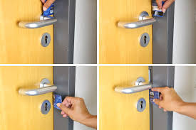 Wenn sie sicher sind, dass der schlüssel von innen steckt, gibt es eine möglichkeit, mit der sie ihn eventuell aus dem schlüsselloch herausbekommen können. Ausgesperrt Was Tun So Offnen Sie Ihre Tur Ohne Schlussel Wiado De