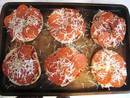 Pizza Bagels Recipe Pizza Bagels Bagel Pizza Recipe Breakfast Crockpot Recipes