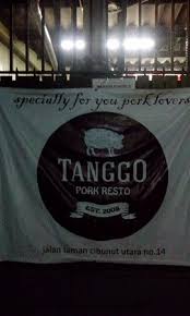 Spanduk yang berlatar warna merah dengan tulisan berwarna putih dan terdapat logo dpr ri itu terpasang di dua titik akses masuk kompleks parlemen. Spanduk Picture Of Tanggo Pork Resto Bandung Tripadvisor