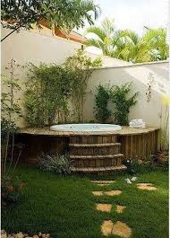 Jacuzzi En El Jardin Garden Jacuzzi Jacuzzi Ao Ar Livre Jardim De Baixa Manutencao