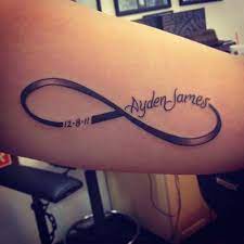 Name Tattoo With Infinity Symbol Sonsuzluk Isareti Isim Dovmesi Bebek Dovmeleri Sonsuzluk Dovmeleri Dovmeli Kadin