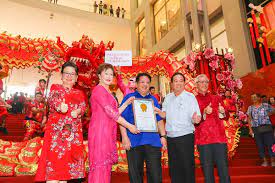5) beliau dan isteri puan sri cindy tan memiliki sehingga 37 peratus pegangan saham dalam pavilion mall. Pavilion Kl Presents The Rise To Opulence Featuring Malaysia S Largest Phoenix Replica Let S Roll With Carol