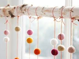 Skandinavische Deko Idee Winterdekoration Fenster Birke Zweig Bunt Borstige Kug Birkenstamm Birkenstamm Skandinav Winterdekorationen Deko Ideen Deko