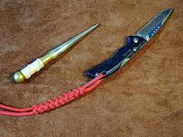 Learn to make survival bracelets, watchbands, a dog collar and much more. Paracord Snake Knot Knife Lanyard Simple Easy To Tie Knife Lanyard Tutorial Youtube