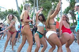 Buzzfeed has breaking news, vital journalism, quizzes, videos, celeb news, tasty food videos, recipes, diy hacks, and all the trending buzz you'll want to share with your friends. Spring Break Photos From 2018 All The Way Back To The 1930s Pinpoint Moment Nudity Sex And Wild Parties Started
