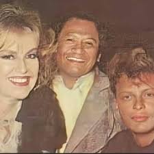 En una ocasión, Luis Miguel defendió a Armando Manzanero durante una  entrevista en la que un reportero chileno, Álvaro Salas, hizo un comentario  despectivo sobre la estatura de Manzanero. El periodista preguntó “