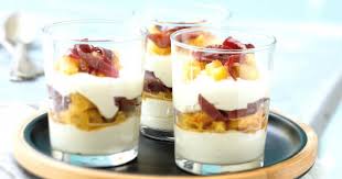 Verrine pour apéro dinatoire simple, rapide, pas cher, verrines chaudes ou froides, sucrées ou salées, avec un peu d'imagination vous n'aurez aucun mal à verrine guacamole, pamplemousse et crevettes : Recettes Verrines De Noel A Faire La Veille Marie Claire