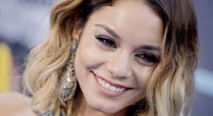 Vanessa Hudgens : Son beauty look sexy aux Young Hollywood Awards