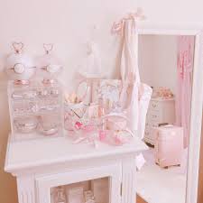 ㅤ ㅤ my room ㅤ 部屋の東 側 笑 ㅤ かわいいコスメを 無印のクリアケースにいれて 収納してます ㅤ katieの香水はチェリーの香りでお気に入り ㅤ myroom pinkpinkpink cosmeti girly decor cute room decor girly room