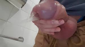 Orinando en el baño público ver en linea