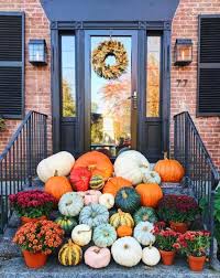 National Pumpkin Day Glorious Pumpkin Display On Front Porch Outdoor Pumpkin Decorations Pumpkin Display Pumpkin Decorating