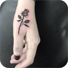 Des Idees Incroyables Pour Un Tatouage De Rose Tattoos Small Rose Tattoo Neck Tattoo Rose Hand Tattoo