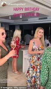 Jun 29, 2021 · très officielle ambassadrice de puerto banus, lady kitty spencer a pris ses quartiers d'été à marbella.la voici à bord d'une vedette, le long de la côte, élégantissime en dolce & gabbana. Kitty Spencer Shares A Glimpse At Her Glamorous South Africa Holiday Daily Mail Online