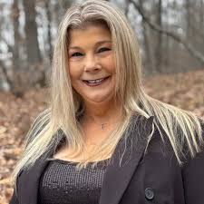 Anyone know any DnD groups around the area? Been thinking of getting into  it. Played it one time before with a starter set and I thought it was fun.