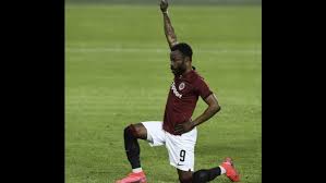 O antigo jogador de futebol perdeu a perna depois de sofrer de um raro. Jogador Gabones Explicara Como Nasceu Quatro Anos Apos A Morte De Sua Mae Entenda Lance