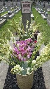 Di sanalah warganet melihat foto mengharukan saat bunga citra lestari dan noah sinclair tertunduk lesu melihat batu nisan ashraf sinclair. Makam Ainun Dan Bunga Yang Selalu Bersemi Dari Cinta Bj Habibie