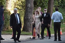 Σάκης ρουβάς λένε η αγάπη κρίνεται όταν απομακρύνεται από κανόνες τυπικούς κι από τους ενθουσιασμούς τότε η αγάπη κρίνεται χωρίς. Sakhs Roybas Katia Zygoylh Enas Gamos San Paramy8i