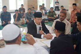 Umur 38 tahun) adalah seorang pendakwah indonesia yang menyampaikan ceramah yang dekat dengan keseharian dan gaya anak muda. Ketika Poligami Menjadi Takdir Ust Hanan Attaki Lovers Facebook