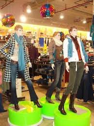 Visual Merchandising Con Imagenes Diseno Interior De Boutique Tiendas De Ropa Diseno De Ambientes