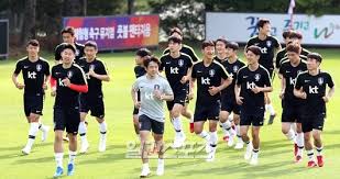 대한민국 축구 국가대표팀은 대한민국의 축구 국가대표팀으로 대한축구협회에 의해 구성된다. ì˜¨ë'ë¼ìŠ¤ì „ì—ì„œ ì—¿ë³¸ ì‹ íƒœìš©í˜¸ì˜ ëŸ¬ì‹œì•„ ì¤€ë¹„ ì „ë‹´ë§ˆí¬ ì²´ì œ
